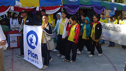 Kinder demonstrieren im Norden Thailands gegen Gewalt. © Plan International