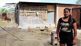 Die 17-jährige Angie vor ihrem Haus in Peru. © Plan