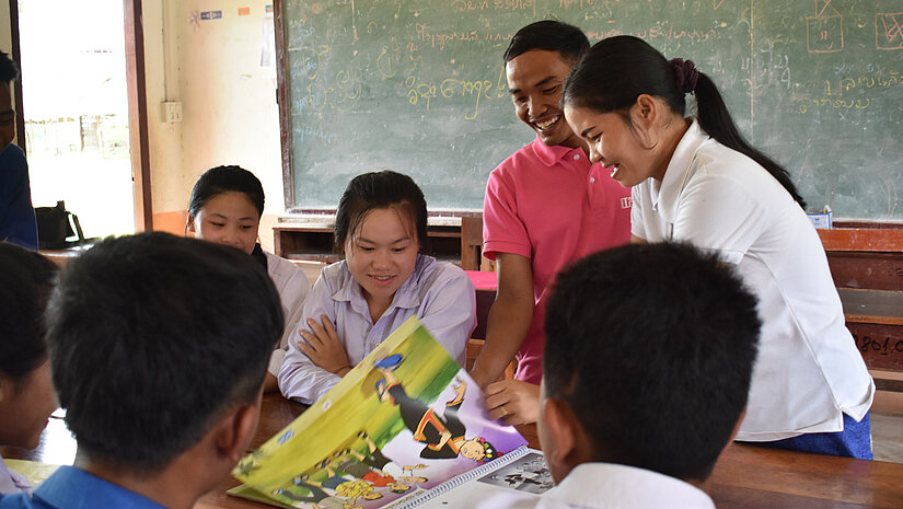 Lehrerinnen und Lehrer wie Simone (r.) wurden von Plan International ausgebildet. Sie setzen Gleichberechtigung nun im Alltag um und bekämpfen geschlechtsspezifische Barrieren. © Plan International