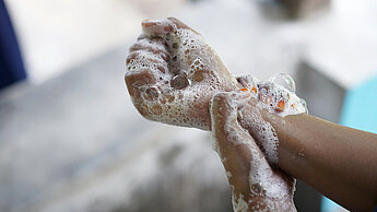 Hände sind die häufigsten Überträger von Krankheitserregern. Regelmäßiges Händewaschen schützt!©Plan International