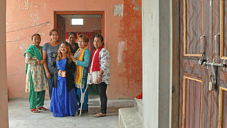 Dilkumari Rai (Mitte) und ihre Mitstreiterinnen öffneten verschlossene Türen. © Plan / Marc Tornow