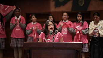 Ecuador: Anlässlich des Welt-Mädchentages hielt die junge Aktivisten Nataly eine Rede vor der Nationalversammlung