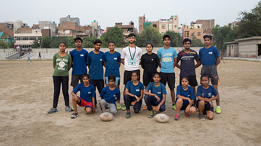 Mannschaftsfoto des Touch-Rugby-Teams auf dem Sportplatz.