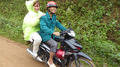 Xe Om nennt sich das vietnamesische Motorradtaxi, mit dem Irene Krell unterwegs ist. Xe Om nennt sich das vietnamesische Motorradtaxi, mit dem Irene Krell unterwegs ist.