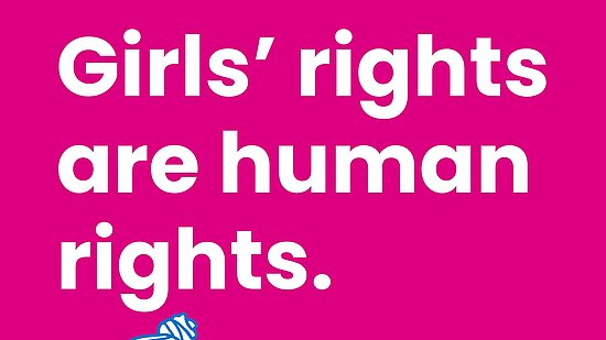 Pinke Grafik von Plan International zum Welt-Mädchentag. In großen weißen Buchstaben steht: ‚Girls’ rights are human rights.‘ Unten rechts das Logo vom Welt-Mädchentag mit Plan International. Links daneben eine Illustration eines Mädchens in Gelb und Blau, das ein Peace-Zeichen mit der rechten Hand zeigt.