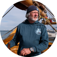 Polarforscher Arved Fuchs am Steuer seines Expeditionsschiffs