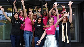 Wir nehmen das Motto ernst und glitzern schon mal vor: Das Plan-Läuferinnen-Team freut sich auf den Women’s Run. © Plan International