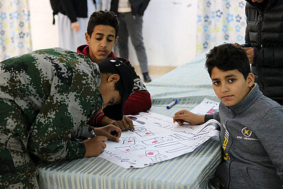 Kinder beim Zeichnen in einem Nothilfeprojekt im Kontext des Nahost-Konflikts Kinder, die in einem Raum zeichnen, während sie an einer Aktivität im Rahmen von Nothilfe oder Bildungsprojekten im Kontext des Nahost-Konflikts teilnehmen.