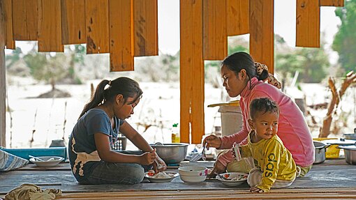 Len und ihre Familie sitzt beim Mittagessen