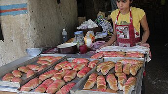 Wie man richtig backt hat Luceli in einem berufsbildenden Projekt von Plan El Salvador gelernt. © Plan