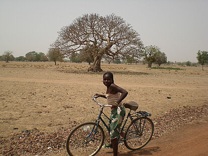 Spaß auch ohne Profi-Velo: Mädchen in Burkina Faso fahren gerne Fahrrad