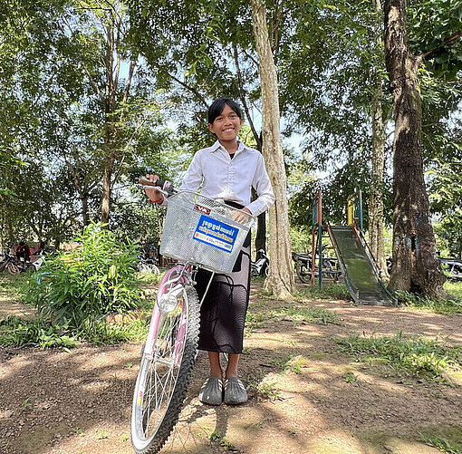 Sonita und ihr neues Fahrrad von Plan 