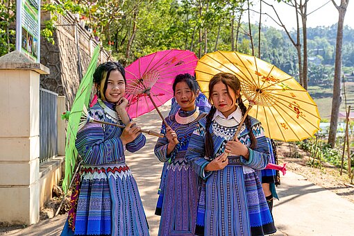 Drei junge Vietnamesinnen haben sich extra traditionelle Kleider angezogen