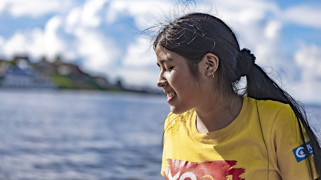 Eine Schülerin in Peru auf einem Boot