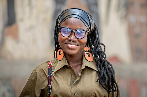 Faith steht in ihrer Werkstatt in Mathare