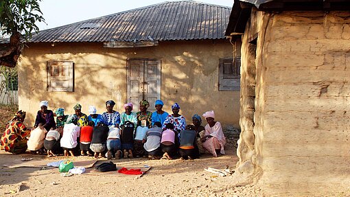 In alternativen Initiationsriten geben die Mütter ihr Wissen an ihre Töchter weiter.