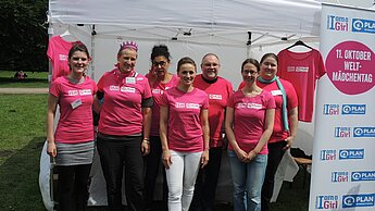 Plan-Botschafterin Ina Menzer besucht den Aktionsstand von Because I am a Girl, der von der ehrenamtlichen Aktionsgruppe Hamburg betreut wird. © Plan International / Sabine Marxen