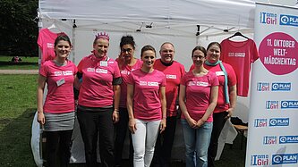 Plan-Botschafterin Ina Menzer besucht den Aktionsstand von Because I am a Girl, der von der ehrenamtlichen Aktionsgruppe Hamburg betreut wird. © Plan International / Sabine Marxen