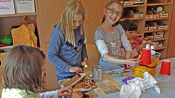 Kinder in Osnabrück nehmen sich die Ausstellung WeltSpielZeug zum Vorbild und basteln selbst kreative Spielsachen.