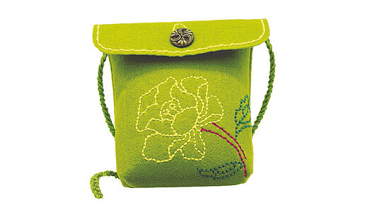 Grünes Filztäschen mit aufgestickter Blume und Knopfverschluss.
