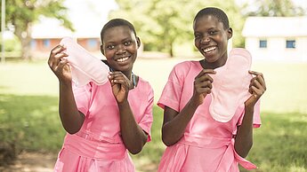 Weil sie sich keine Binden leisten können, müssen viele Mädchen in Uganda die Schule abbrechen. Plan bietet deshalb Schulungen zum Herstellen von auswaschbaren Binden an. © Plan International