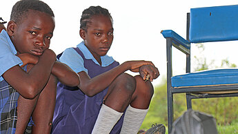 Die Kinder, die noch zur Schule gehen können, sind oft müde, hungrig und schwach. Dadurch ist es für sie schwer, sich zu konzentrieren, sodass viele von ihnen sogar im Unterricht einschlafen. ©Plan International