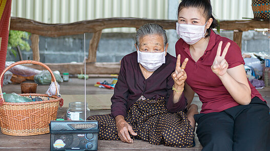Die Verbreitung der Botschaften und Verhaltensregeln mithilfe von Radiogeräten soll zur Eindämmung von COVID-19 beitragen wie hier in Laos. © Plan International