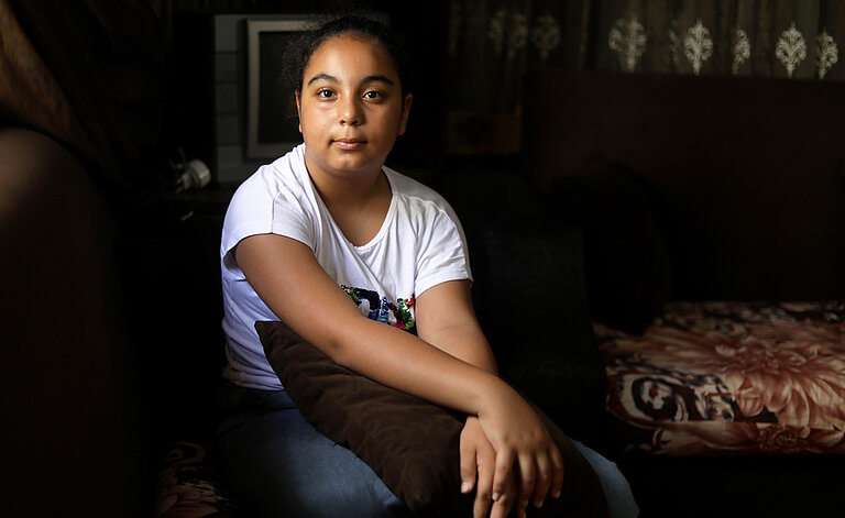 Die zehnjährige Nour hat zum Zeitpunkt der Explosion mit ihrer Schwester gespielt. Sie erinnert sich an einen lauten Knall und die Luft voller Staub. ©Marwan Tahtah/Plan International