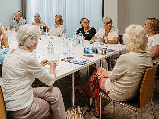 Dr. Heike Solbrig-Lebuhn beim Workshop „Nachlass für den guten Zweck“ beim Stiftungstreffen 2024. Teilnehmende des Stiftungstreffens 2024 sitzen im Workshop „Nachlass für den guten Zweck“ an einem großen Konferenztisch, darunter auch Dr. Heike Solbrig-Lebuhn..