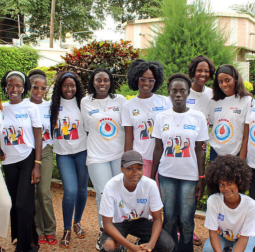 Mädchen aus dem „Girls Out Loud“-Projekt in Guinea-Bissau stehen zusammen und schauen in die Kamera