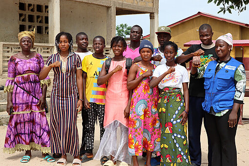Gruppenfoto des Jugendkomitees in bunten Klamotten 