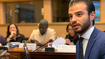 Unser Jugendbotschafter Karim Albrem nimmt am globalen Flüchtlingsforum in Genf Teil, um geflüchteten Kindern und Jugendlichen eine Stimme zu geben! ©Plan International/Enzo Tabet Cruz