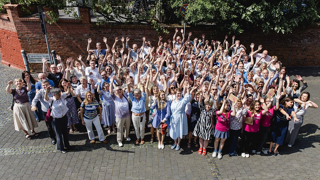 Gruppenfoto beim Stiftungstreffen 2026 mit jubelnden Menschen
