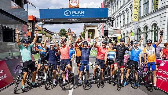 Die Hobby-Radsportler:innen vor dem Ziel der ersten Etappe der Deutschland Tour.
