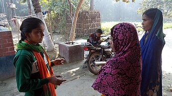 Nisha kontaktiert frühverheiratete Mädchen und junge Mütter, um ihnen direkt Hilfe anzubieten. © Plan International