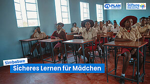 Dieses Videovorschaubild zeigt Kinder in Schuluniform, die in einem Klassenraum sitzen. Darauf zu sehen ist der Titel des Videos: "Simbabwe - Sicheres Lernen für Mädchen".