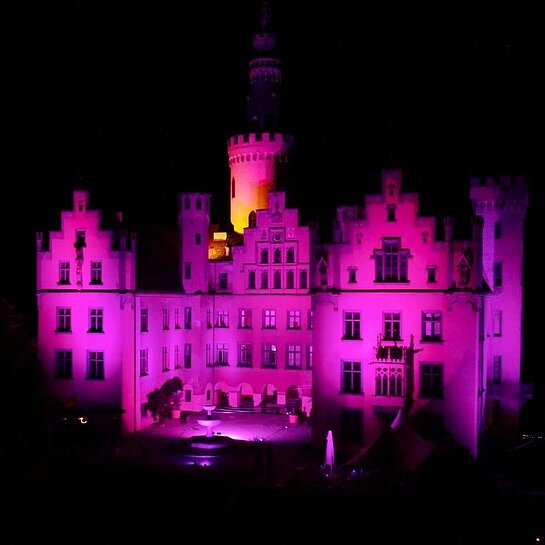 Das Schloss Arenfels ist pink erleuchtet