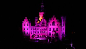 Das Schloss Arenfels ist pink erleuchtet