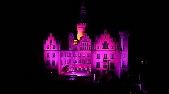 Das Schloss Arenfels ist pink erleuchtet