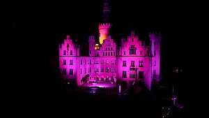 Das Schloss Arenfels ist pink erleuchtet