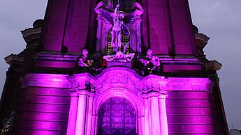 Am Welt-Mädchentag 2013 leuchtete in Hamburg der Michel in Pink.