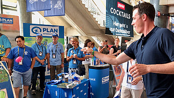 AG Köln beim Final 4 2022 mit dem ehemaligen Handball-Star und Plan-Botschafter Dominik Klein (r.)