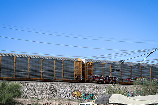 Güterzug vor blauem Himmel