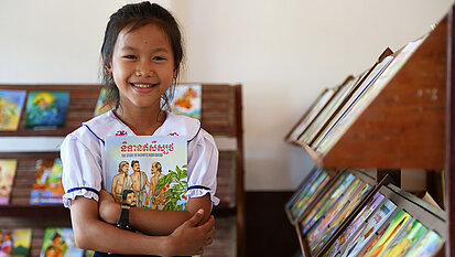 Um den gleichen Zugang zu Bildung für alle zu ermöglichen, bauen wir in Zusammenarbeit mit den lokalen Gemeinden neue Schulgebäude und Klassenzimmer mit Bibliotheken, wie hier in Kambodscha.