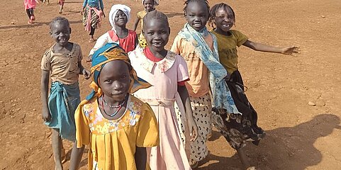 Geflüchtete Kinder in Ura, Äthiopien, die mit Freude auf die Betrachter*in zugelaufen kommen.