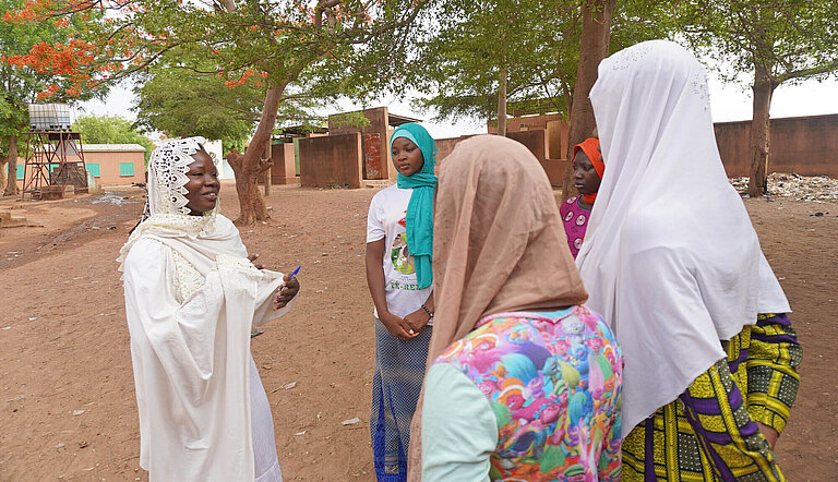 Fatoumata steht mit einer Gruppe Frauen