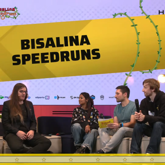 Vier Personen sitzen auf einem Sofa vor einer großen gelben Leinwand mit Bisalina Speedruns-Logo. Eine Person hält ein Mikrofon, alle sprechen miteinander. Unten links ist ein QR-Code zu sehen, auf dem Bildschirm wird der aktuelle Spendenstand angezeigt.