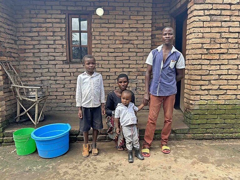 Eine afrikanische Familie vor einem Haus