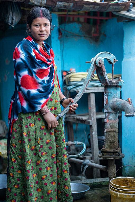 Ranju vor ihrem Geschäft