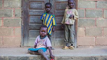 In der zentralafrikanischen Republik wurden viele Schulen so zerstört, dass die Kinder nicht mehr dort hin gehen können.
